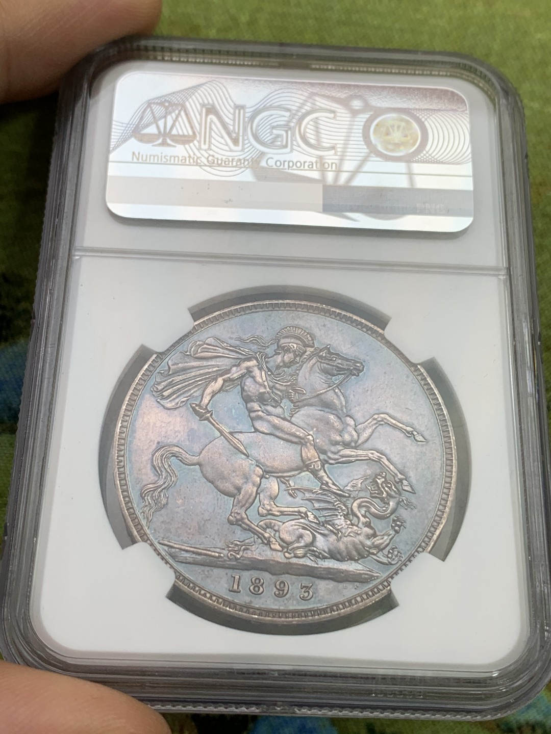 欢迎参加《竞宝斋》五一特拍-第161场-周日，周一 2场 NGC PF63 英国 1893年 精制披纱克朗 女王面冷峻哥特风灰彩 整体很搭阿尔伯特亲王去世后 女王披纱悼念的场景 马剑面深蓝满彩 真正的BULE BLOOD 收藏级精制马剑