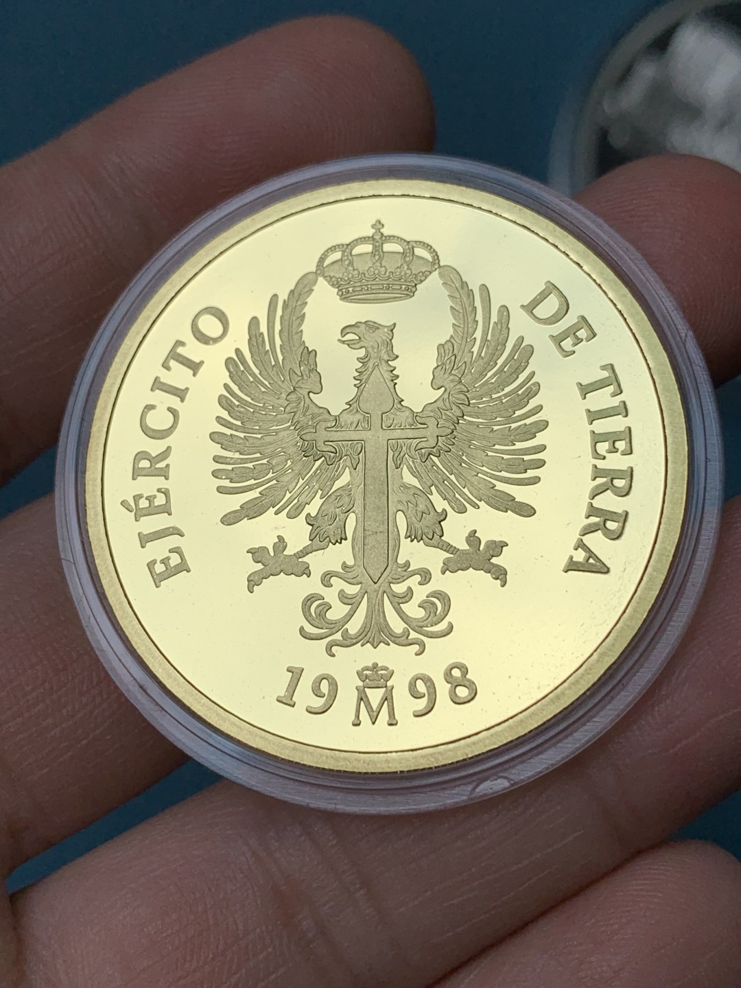 欢迎参加《竞宝斋》五一特拍-第161场-周日，周一 2场 西班牙1998年皇家卫队系列 1/5/25/200EURO原盒套币（含金币34.55克+重达209克 925银） 1枚 34.55克 大金币900金+1枚168.75克大银币+1枚33.62克+1枚6.72克