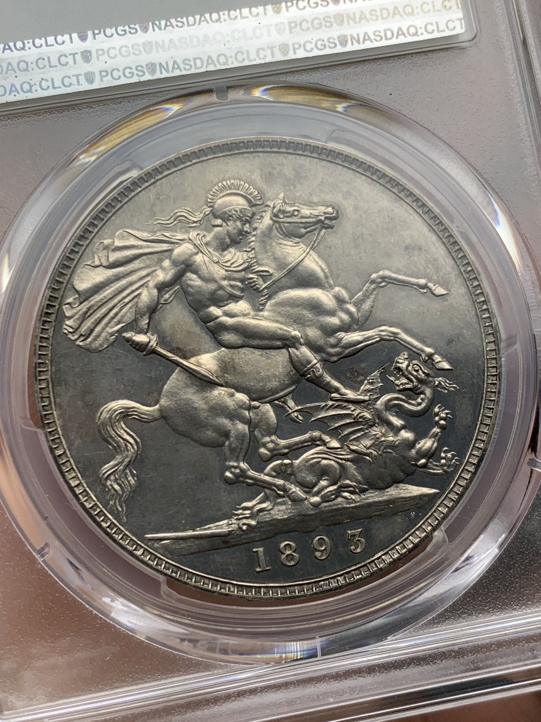 欢迎参加《竞宝斋》五一特拍-第161场-周日，周一 2场 PCGS PR63 英国 维多利亚 1893 精制马剑大银币 最为经典的披莎造型 深色包浆 黑中透亮 国币眼光中的精品
