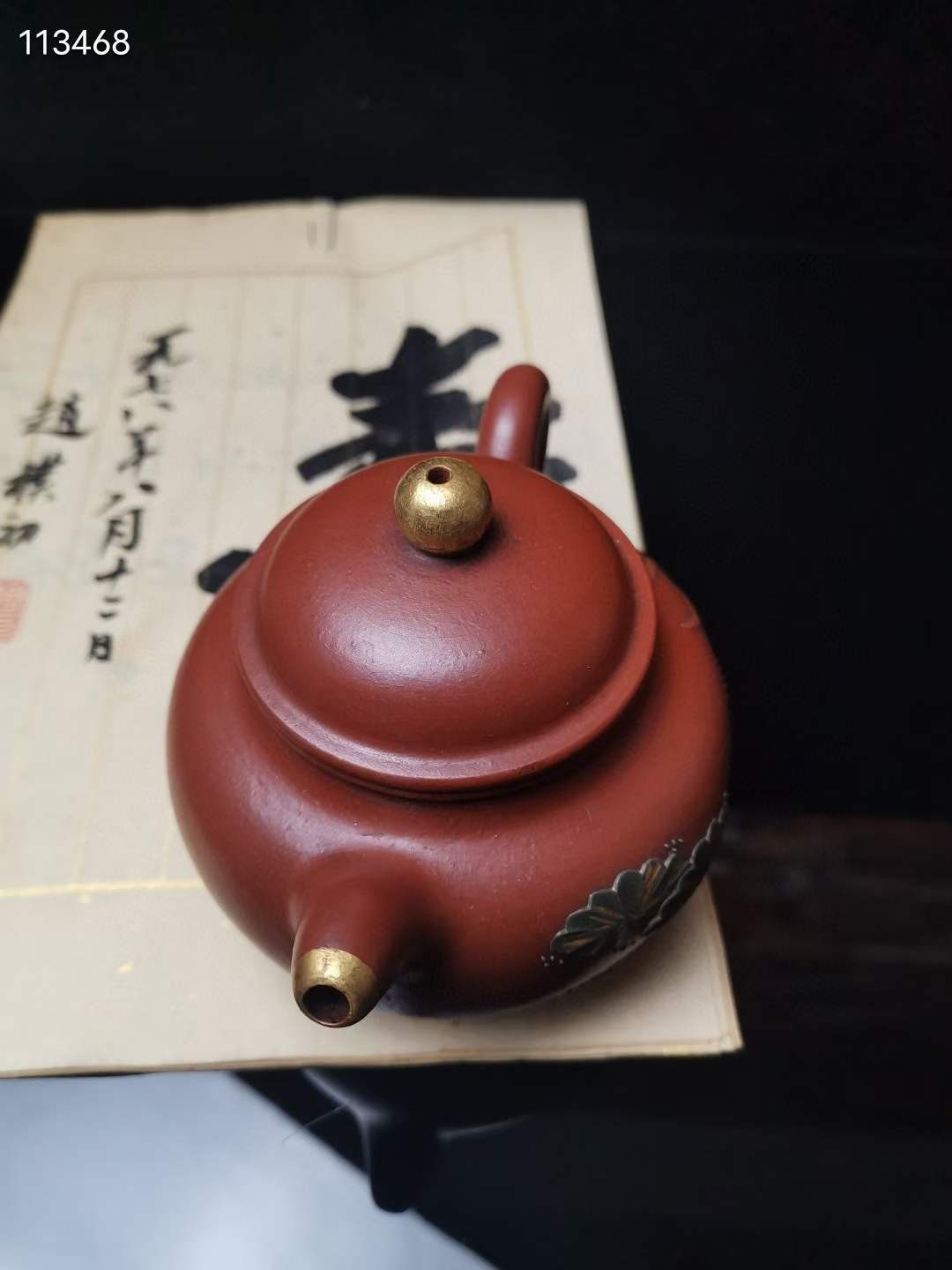 旧藏 精品紫砂壶款识：松下雨泉鸣 孟臣砂料：大红袍工艺：手工精制 彩绘描金规格：高11厘米，长15厘米，容量约300毫升。