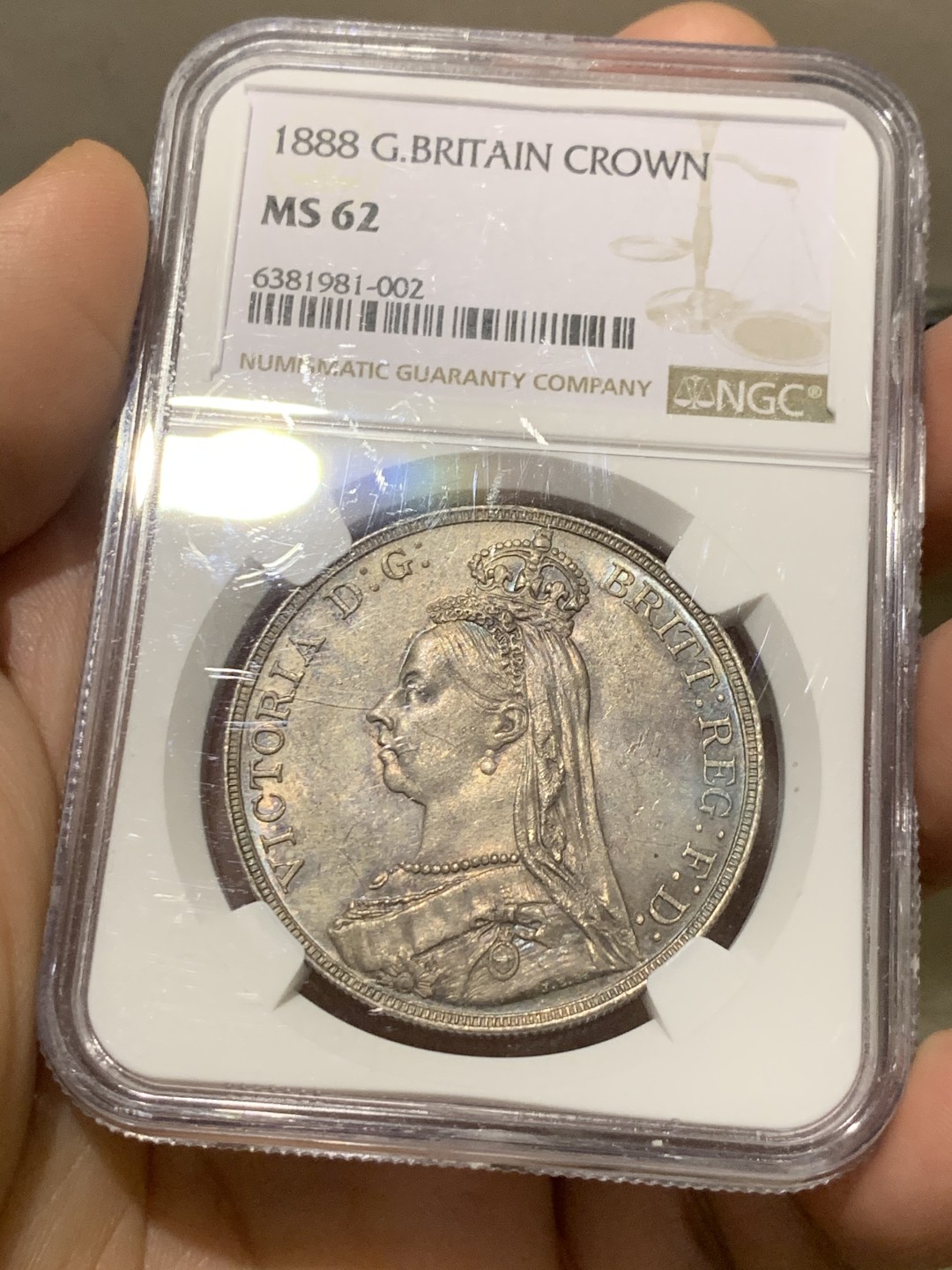 欢迎参加《竞宝斋》五一特拍-第161场-周日，周一 2场 NGC-MS62 英国1888年 1克朗 马剑银币，五彩包浆，盒子略有划痕，不影响密封 稀缺MS