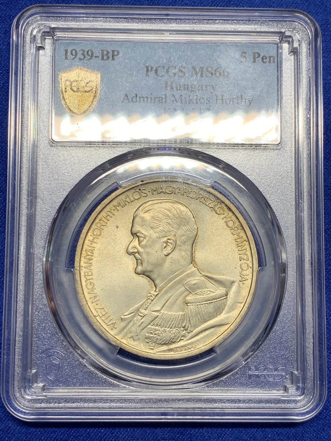 欢迎参加《竞宝斋》五一特拍-第161场-周日，周一 2场 PCGS-MS66 匈牙利王国1939年 5潘果 正面人物为匈牙利摄政王霍尔蒂 背面为两天使盾徽 打制清楚 黄油包浆 温润如玉 此为布达佩斯原厂初铸 亚军分 比它高的只有一枚 完美收藏