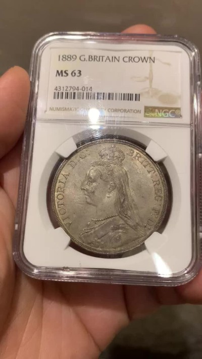 欢迎参加《竞宝斋》五一特拍-第161场-周日，周一 2场 NGC-MS63 英国1889年 维多利亚 高冠版 马剑 克朗大银币 包浆浑厚