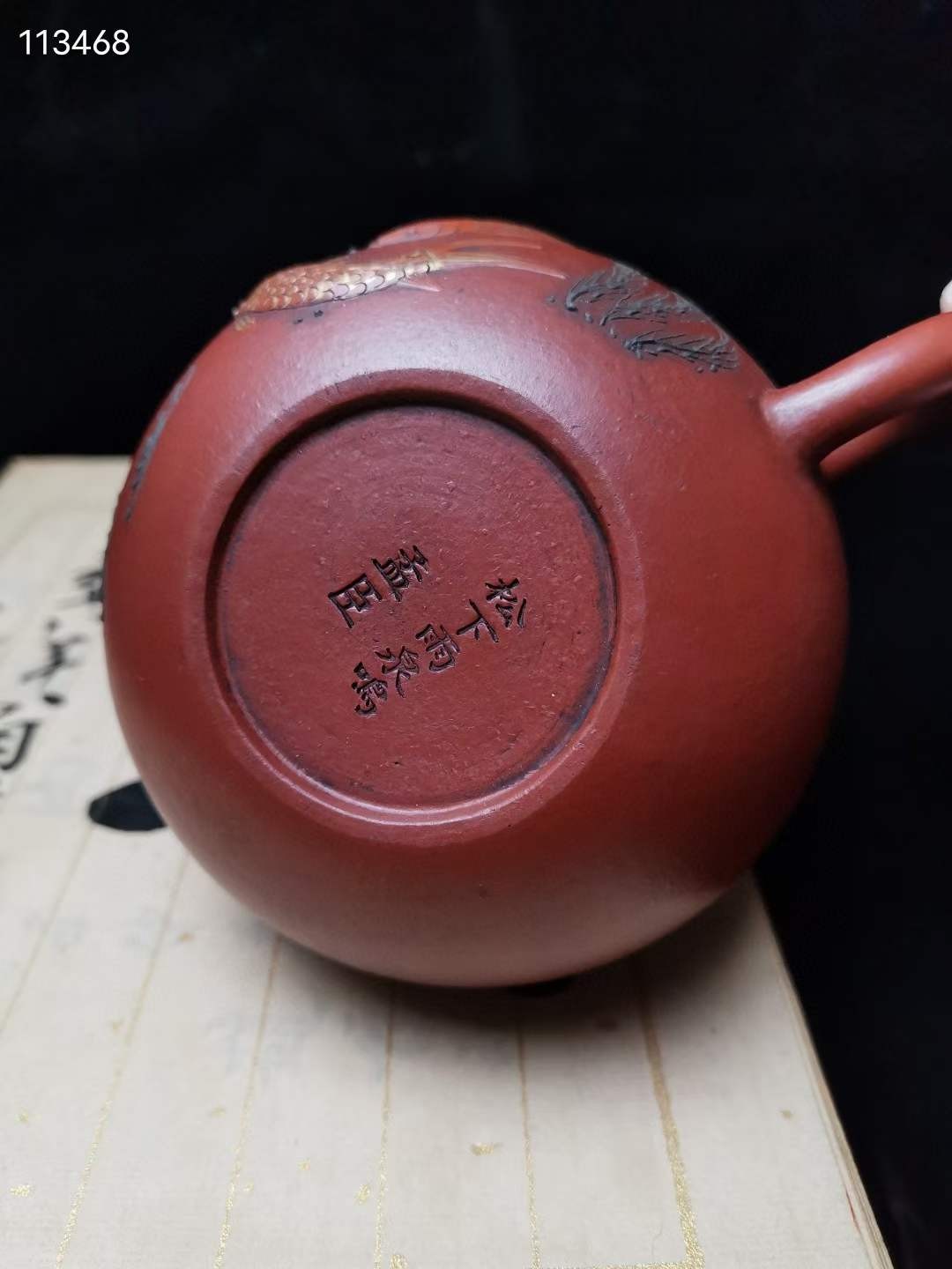 旧藏 精品紫砂壶款识：松下雨泉鸣 孟臣砂料：大红袍工艺：手工精制 彩绘描金规格：高11厘米，长15厘米，容量约300毫升。