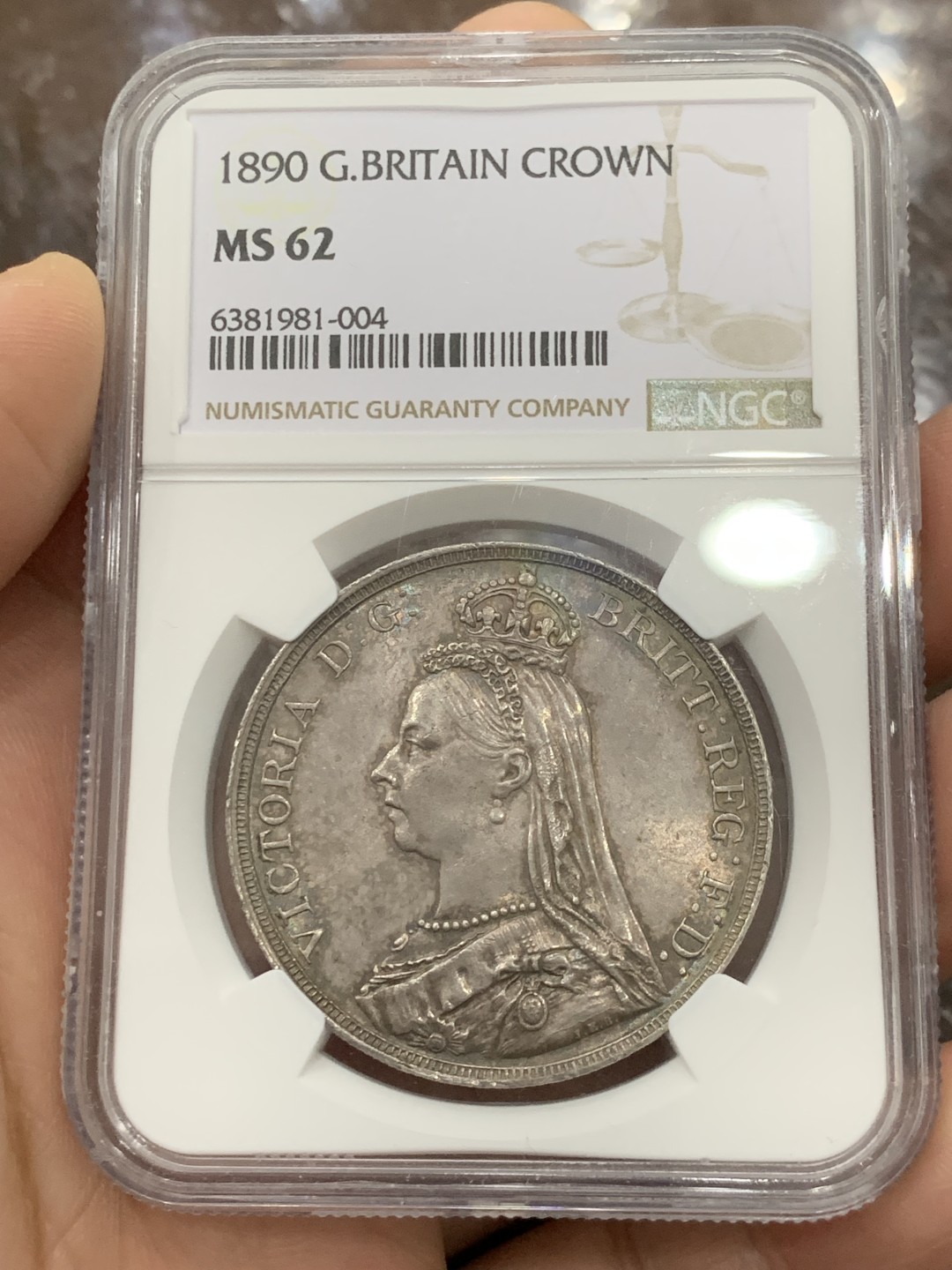 欢迎参加《竞宝斋》五一特拍-第161场-周日，周一 2场 NGC-MS62 英国1890年 1克朗 马剑银币，环彩包浆，较少见年份