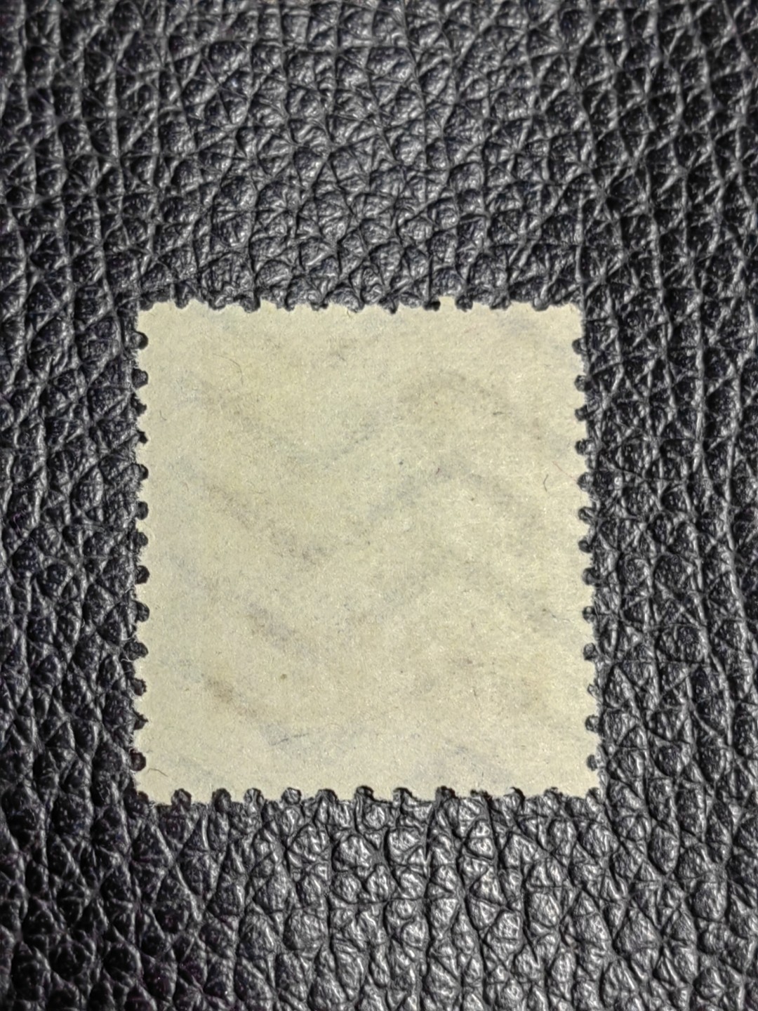 洪涛臻品批发群  精选邮票限时拍卖第二百四十八期 普2东北贴用  面值2500元一枚，全品可评级，1950年新中国成立发行的第一组普票，年代久远，具有较高的收藏意义，全品可评级，喜欢不要错过