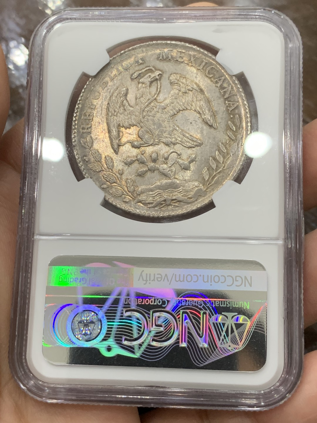 欢迎参加《竞宝斋》五一特拍-第161场-周日，周一 2场 NGC MS63 1896ZS FZ 墨西哥 鹰洋8里亚尔花边银币，五彩包浆