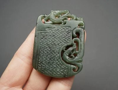 玉石翡翠玛瑙｜拍卖专场 碧玉镂空雕龙牌 挂件