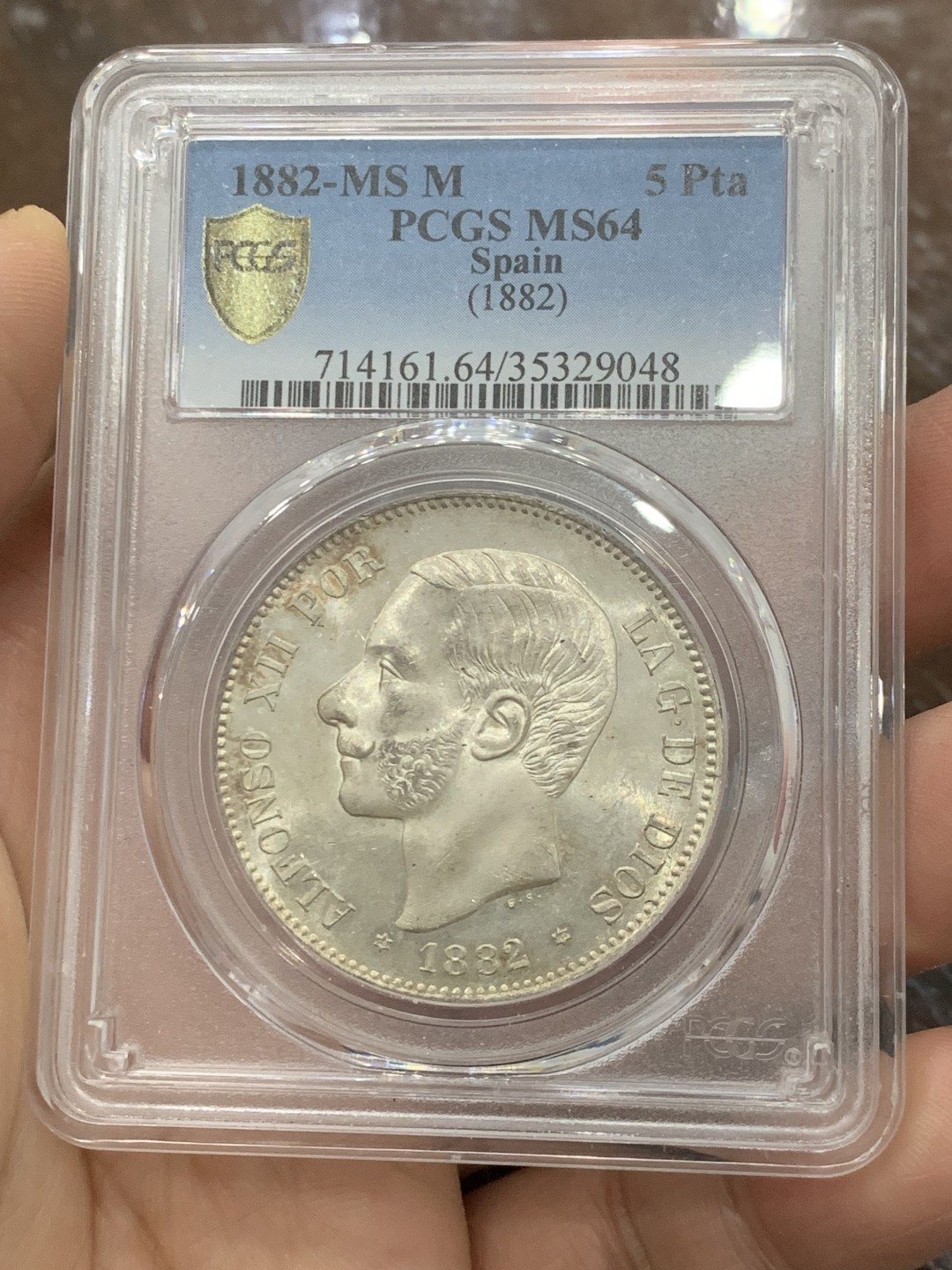 欢迎参加《竞宝斋》五一特拍-第161场-周日，周一 2场 冠军分PCGS-MS64 西班牙1882年 阿方索十二世5比塞塔 双柱大银币 这品种能MS就牛逼了 ，这枚是PC严评64分 屌炸天了