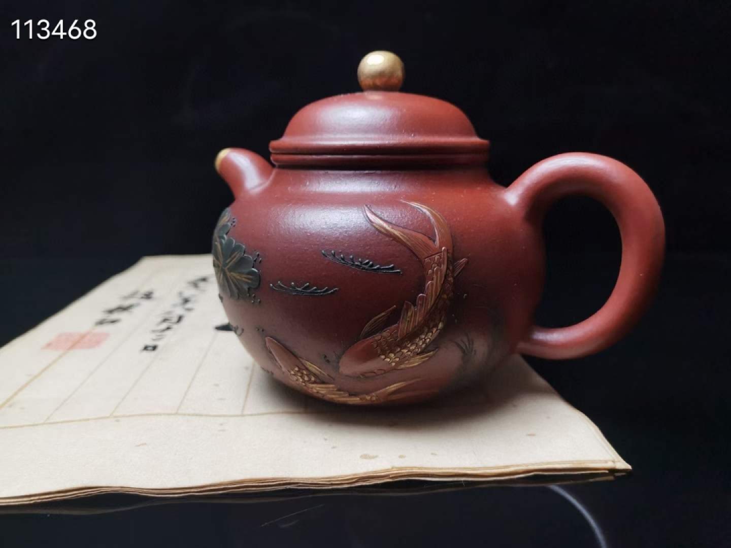 旧藏 精品紫砂壶款识：松下雨泉鸣 孟臣砂料：大红袍工艺：手工精制 彩绘描金规格：高11厘米，长15厘米，容量约300毫升。