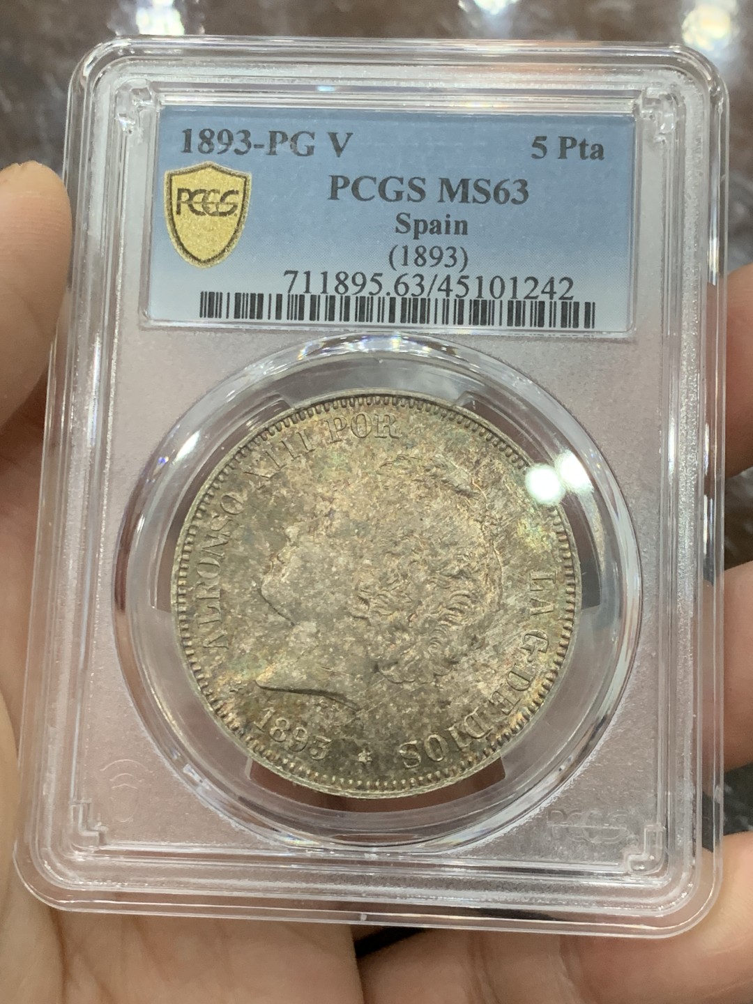 欢迎参加《竞宝斋》五一特拍-第161场-周日，周一 2场 唯一冠军分 PCGS-MS63 西班牙1893年 阿方索十三世 5比塞塔双柱大银币 五彩包浆 此版PGV比PGL稀少两个级别 罕见品种