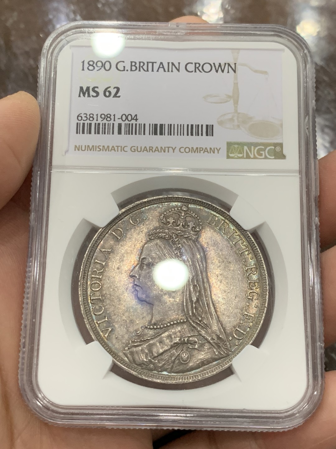 欢迎参加《竞宝斋》五一特拍-第161场-周日，周一 2场 NGC-MS62 英国1890年 1克朗 马剑银币，环彩包浆，较少见年份