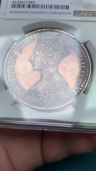 欢迎参加《竞宝斋》五一特拍-第161场-周日，周一 2场 NGC PF62CAMEO 英国 1847年 哥特克朗 大名誉品 带cam的很少 该枚底板镜面效果明显 女王人像中心紫红彩 外围深蓝环彩 背面深蓝环彩 底板干净清爽 无明显拉丝 综合非常棒的一枚哥特克朗