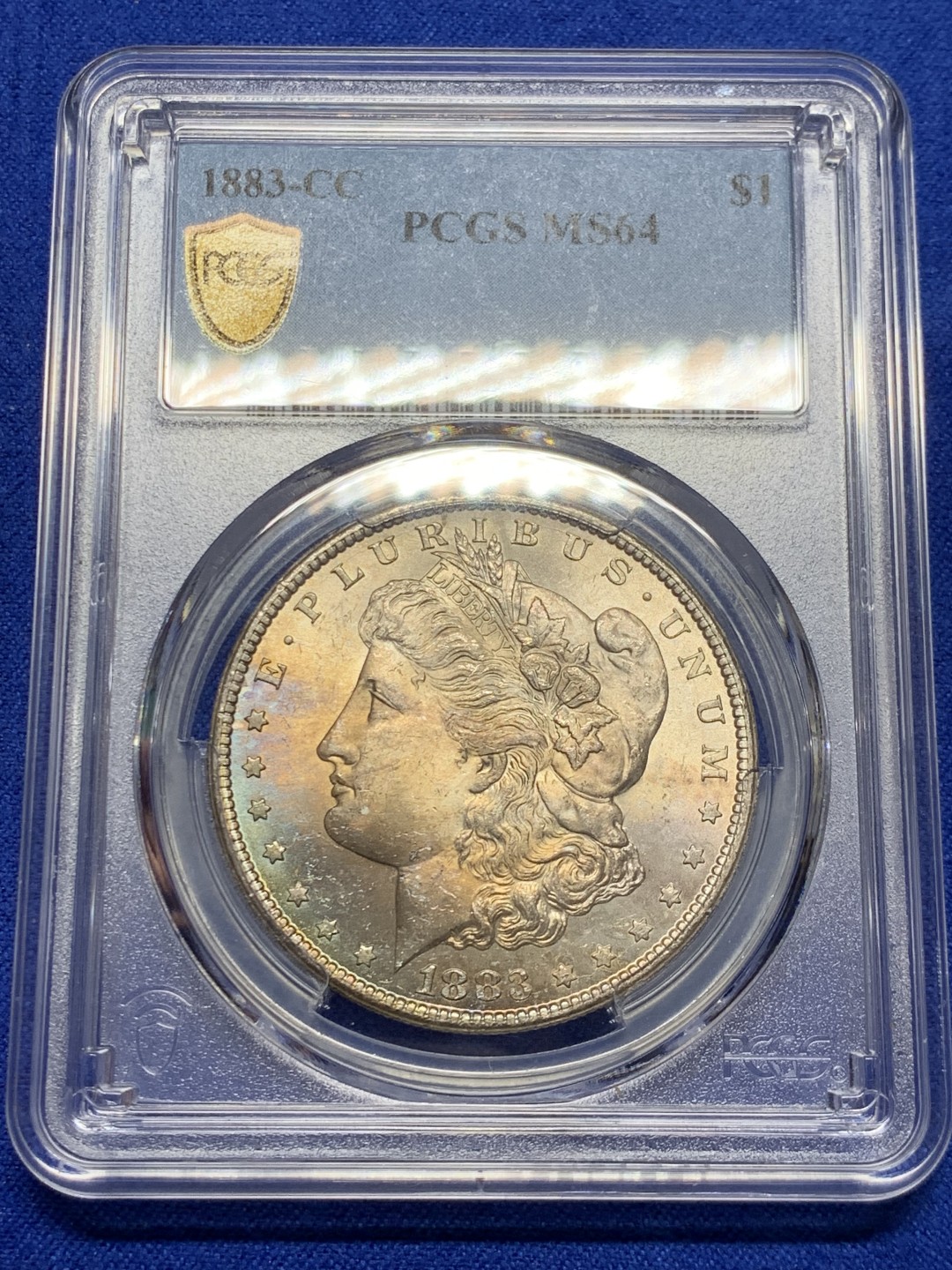 欢迎参加《竞宝斋》五一特拍-第161场-周日，周一 2场 PCGS-MS64 美国 1883年 卡森厂 一美元 摩根币 少见卡森厂，五彩包浆 ，鹰面转光 摩根党必备