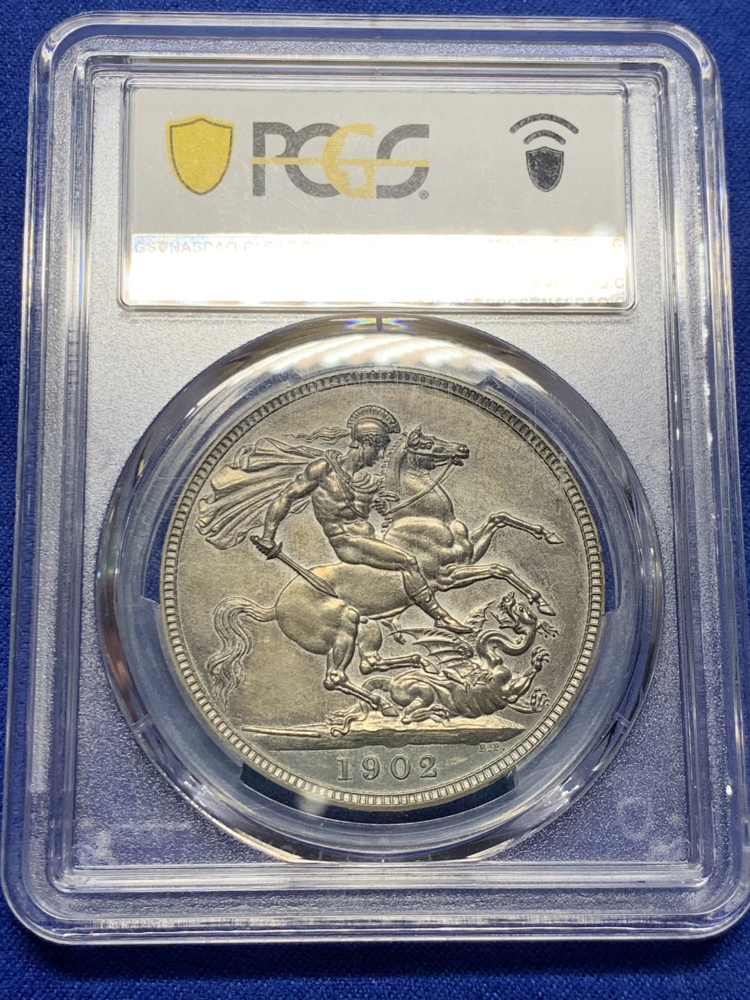 欢迎参加《竞宝斋》五一特拍-第161场-周日，周一 2场 PCGS  PR63 英国 1902年 爱德华七世马剑 低评 人像后脑勺外围金彩 人物、马、龙毛发、肌肉细节打制完美 包浆完整均匀 币浆一体