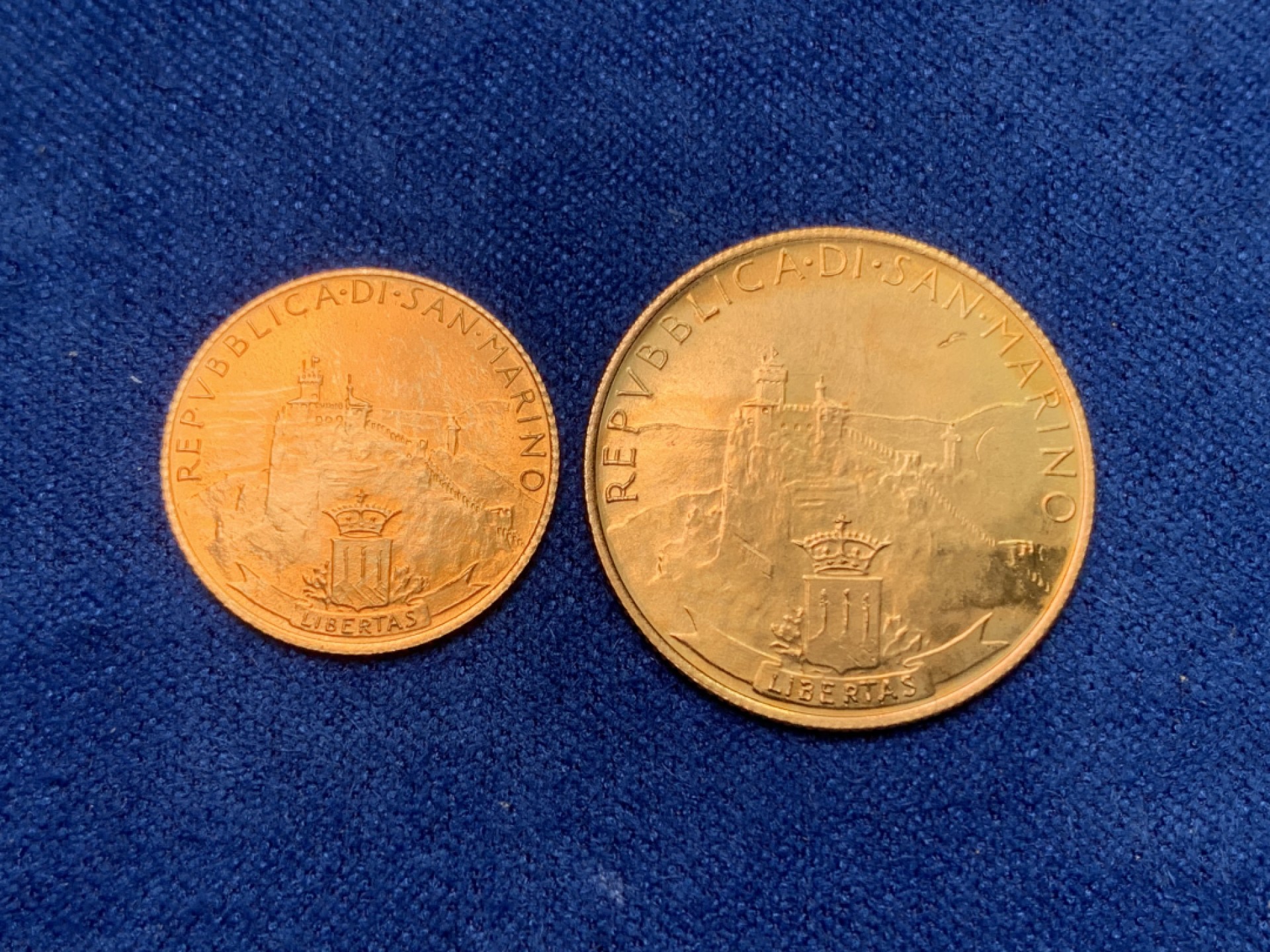 欢迎参加《竞宝斋》五一特拍-第161场-周日，周一 2场 原盒证书圣马力诺1984年 自由和平女神1和2斯库多金币一对 2克+4克，总重6克 917金 原盒带证书 极少见