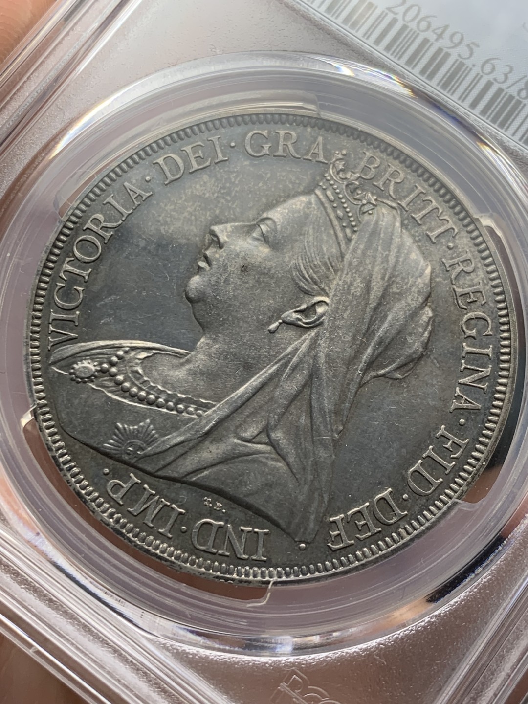 欢迎参加《竞宝斋》五一特拍-第161场-周日，周一 2场 PCGS PR63 英国 维多利亚 1893 精制马剑大银币 最为经典的披莎造型 深色包浆 黑中透亮 国币眼光中的精品