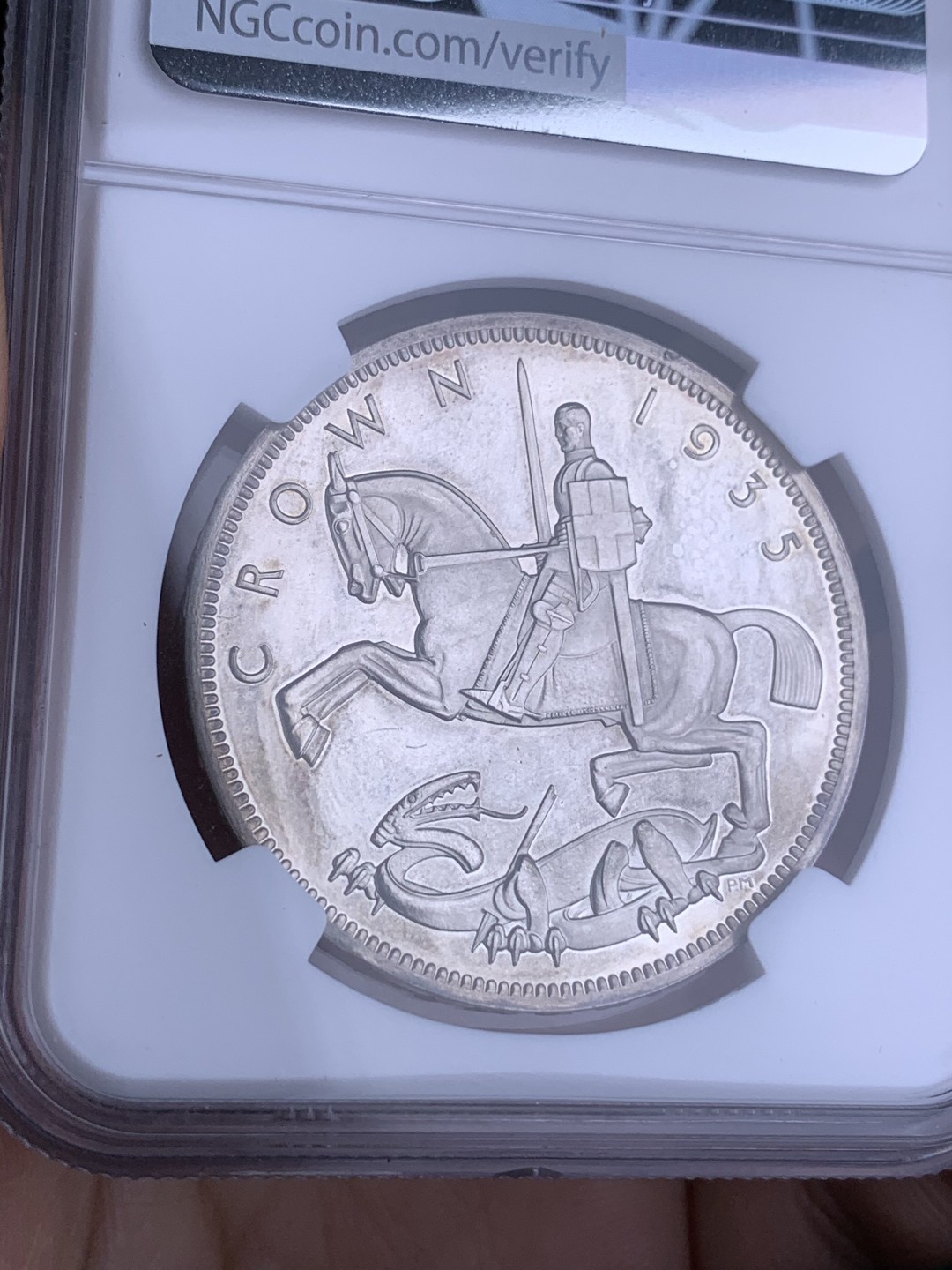 欢迎参加《竞宝斋》五一特拍-第161场-周日，周一 2场 NGC-PF62 英国 1935年 精制乔五凸边克朗 镜面效果一流 2500枚的发行量 925