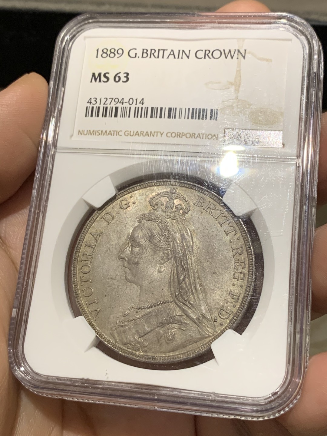 欢迎参加《竞宝斋》五一特拍-第161场-周日，周一 2场 NGC-MS63 英国1889年 维多利亚 高冠版 马剑 克朗大银币 包浆浑厚