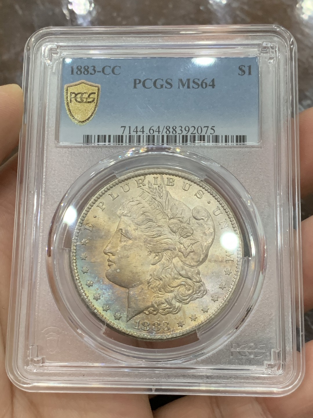 欢迎参加《竞宝斋》五一特拍-第161场-周日，周一 2场 PCGS-MS64 美国 1883年 卡森厂 一美元 摩根币 少见卡森厂，五彩包浆 ，鹰面转光 摩根党必备