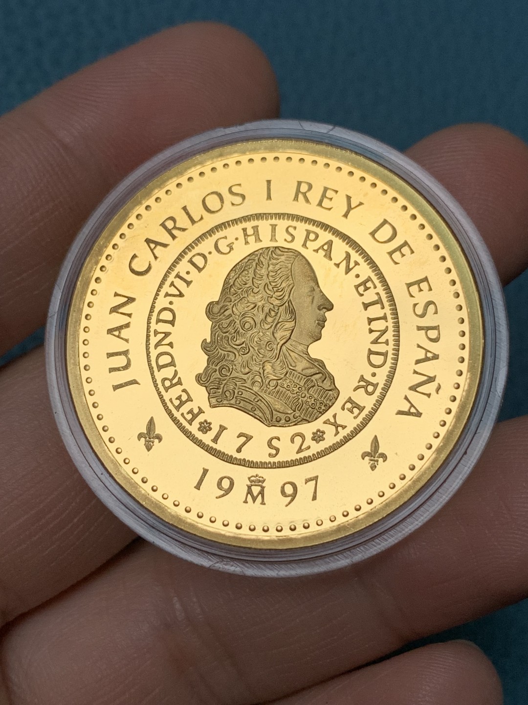 欢迎参加《竞宝斋》五一特拍-第161场-周日，周一 2场 西班牙1997年 波旁王朝三百周年纪念系列 金银套币 含1枚27克金币999金，银币4枚重达249.75克925银！ 1枚168.75克大银币+3枚27克重银币 五枚原盒套币2000/2000/2000/10000/80000比塞塔