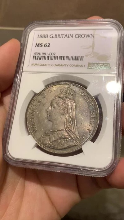 欢迎参加《竞宝斋》五一特拍-第161场-周日，周一 2场 NGC-MS62 英国1888年 1克朗 马剑银币，五彩包浆，盒子略有划痕，不影响密封 稀缺MS
