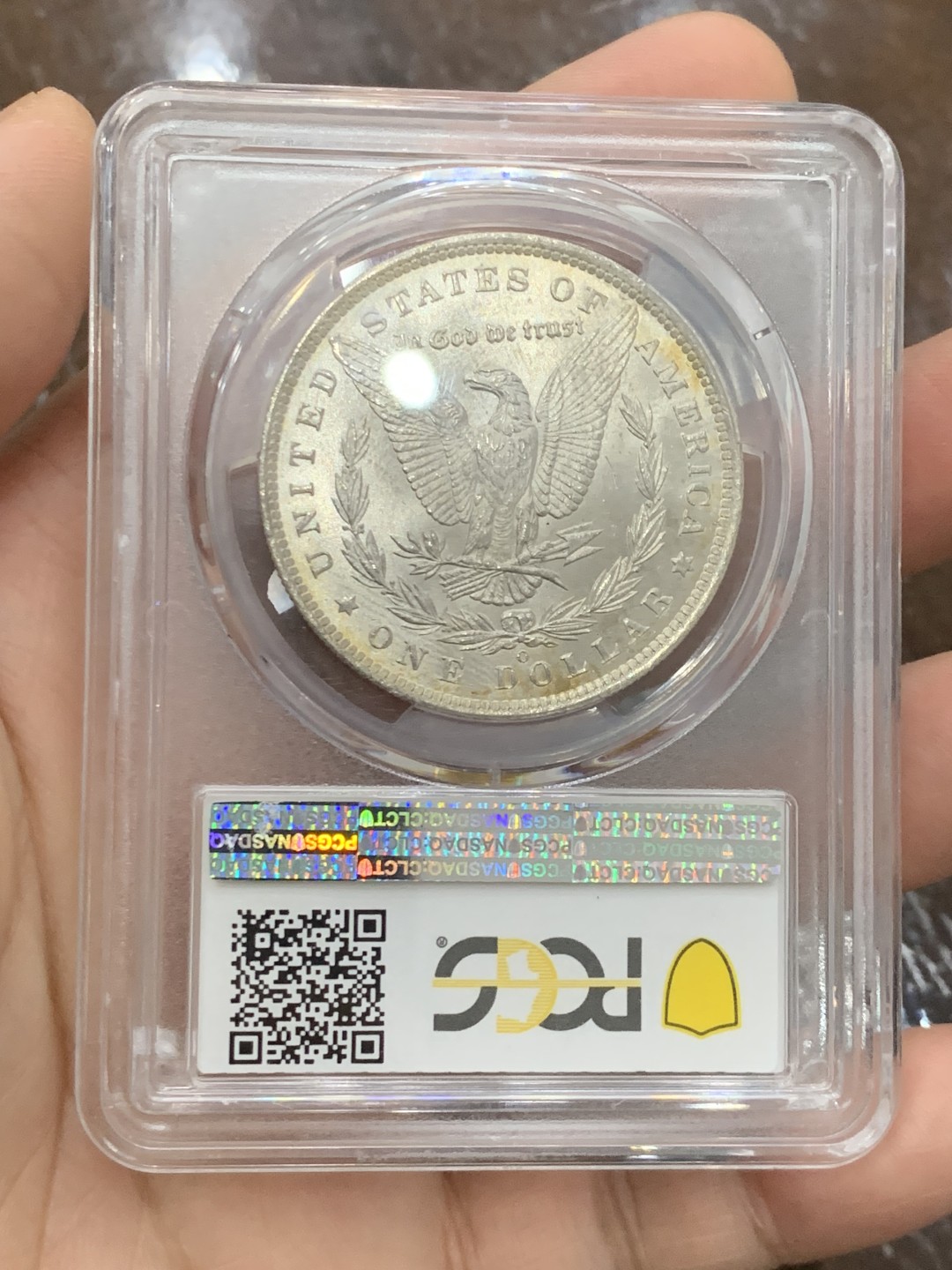 欢迎参加《竞宝斋》五一特拍-第161场-周日，周一 2场 PCGS MS64CAC 美国 1885年 摩根 女神面绿满彩 色系纯正 下方带月牙金  鹰面带光 底板好 盒子背面边小磕