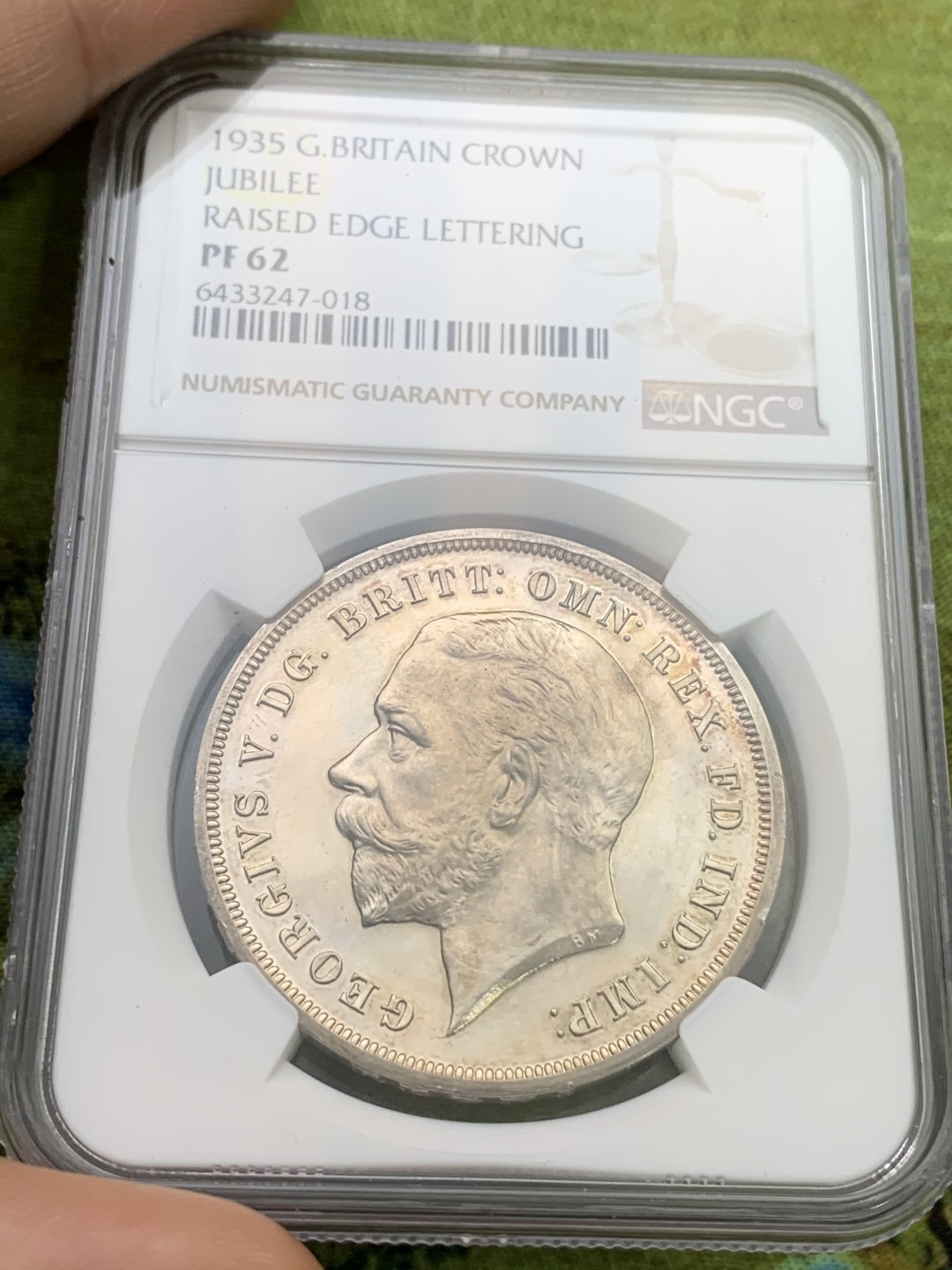 欢迎参加《竞宝斋》五一特拍-第161场-周日，周一 2场 NGC-PF62 英国 1935年 精制乔五凸边克朗 镜面效果一流 2500枚的发行量 925
