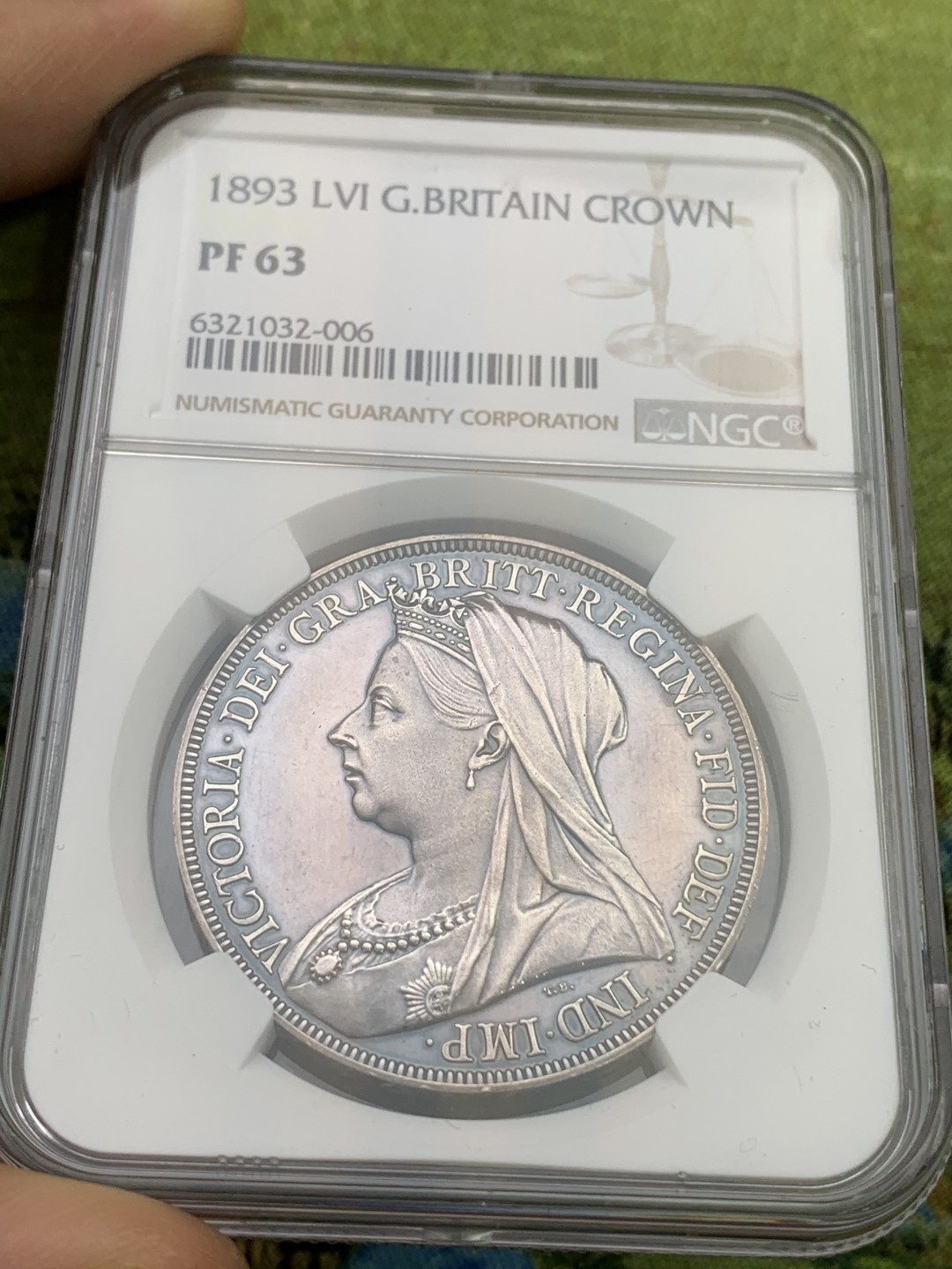 欢迎参加《竞宝斋》五一特拍-第161场-周日，周一 2场 NGC PF63 英国 1893年 精制披纱克朗 女王面冷峻哥特风灰彩 整体很搭阿尔伯特亲王去世后 女王披纱悼念的场景 马剑面深蓝满彩 真正的BULE BLOOD 收藏级精制马剑