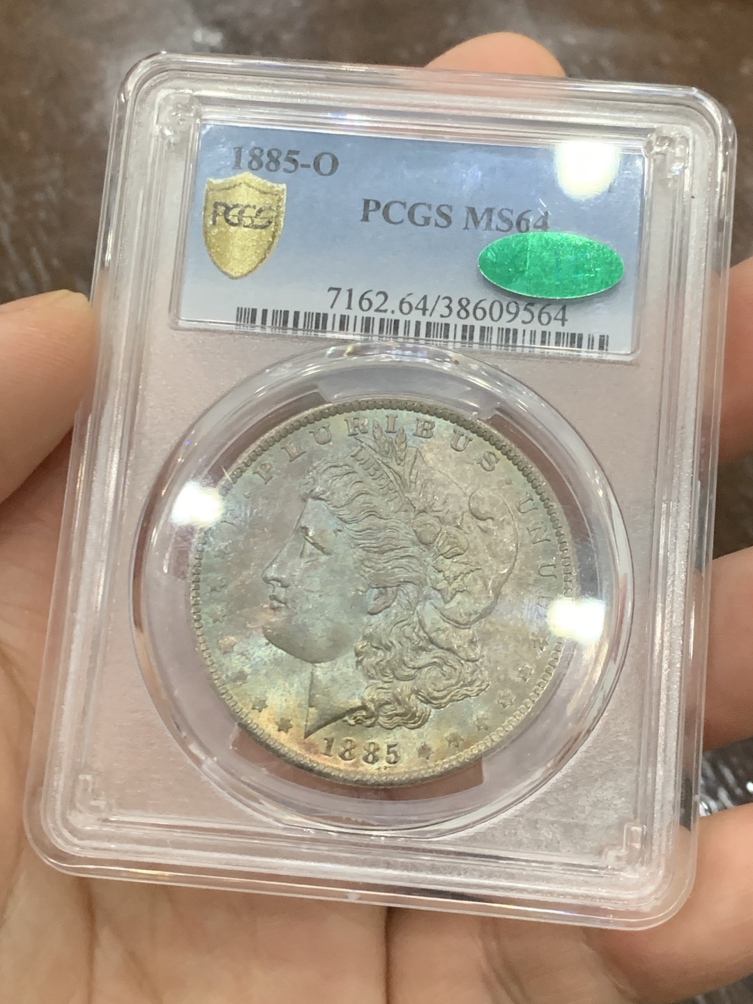 欢迎参加《竞宝斋》五一特拍-第161场-周日，周一 2场 PCGS MS64CAC 美国 1885年 摩根 女神面绿满彩 色系纯正 下方带月牙金  鹰面带光 底板好 盒子背面边小磕
