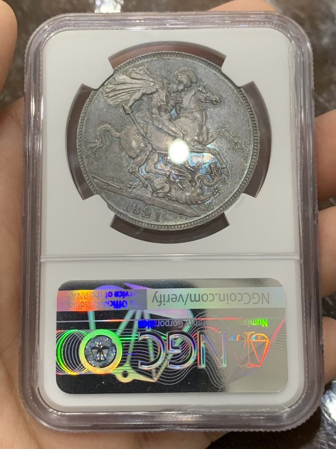 欢迎参加《竞宝斋》五一特拍-第161场-周日，周一 2场 NGC MS62 英国 1821年 乔治四世马剑克朗 好彩低评 发丝完美 马剑面无可挑剔 实物孔雀蓝彩