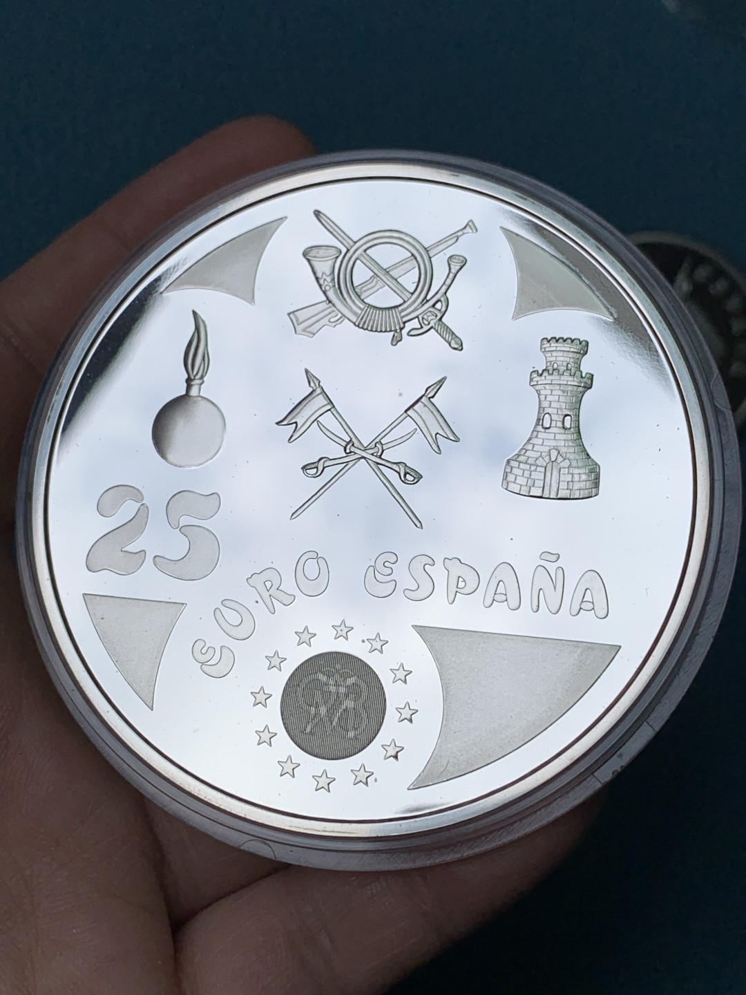 欢迎参加《竞宝斋》五一特拍-第161场-周日，周一 2场 西班牙1998年皇家卫队系列 1/5/25/200EURO原盒套币（含金币34.55克+重达209克 925银） 1枚 34.55克 大金币900金+1枚168.75克大银币+1枚33.62克+1枚6.72克