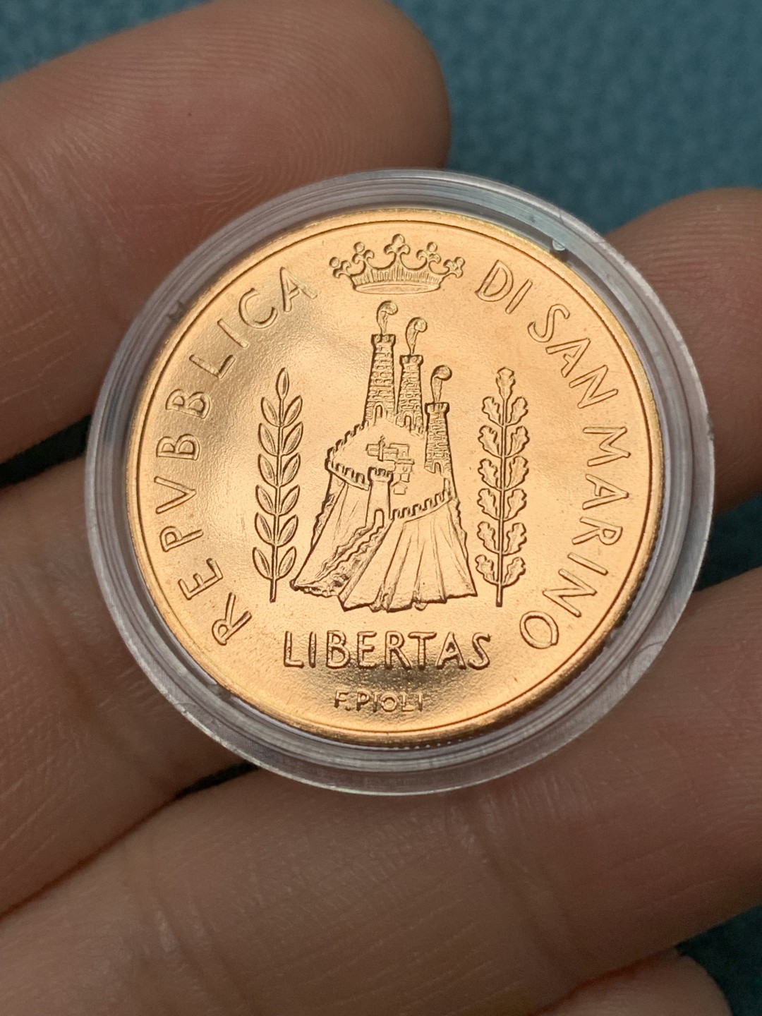 欢迎参加《竞宝斋》五一特拍-第161场-周日，周一 2场 原盒证书圣马力诺1985年 世界青年日 5斯库多金币  10克 917金 原盒带证书 7400枚的发行量