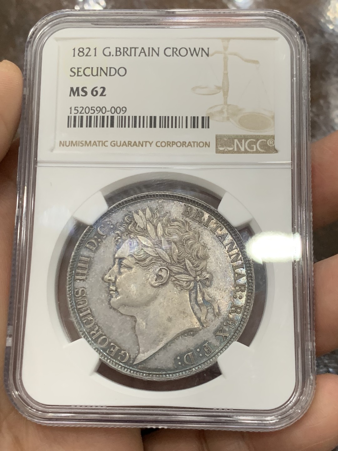 欢迎参加《竞宝斋》五一特拍-第161场-周日，周一 2场 NGC MS62 英国 1821年 乔治四世马剑克朗 好彩低评 发丝完美 马剑面无可挑剔 实物孔雀蓝彩