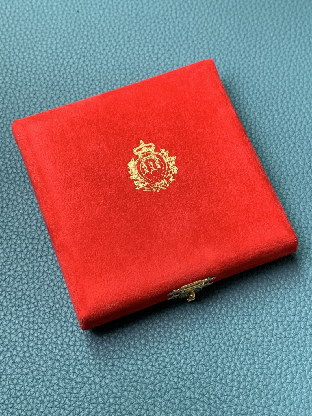 欢迎参加《竞宝斋》五一特拍-第161场-周日，周一 2场 圣马力诺1990年 纪念1740年建国PROOF金币  大金币 16.96克 917金 喜庆盒装 带证书 发行量6500枚