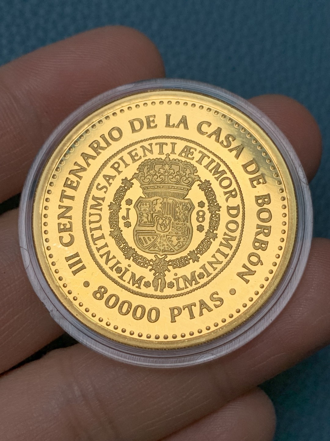 欢迎参加《竞宝斋》五一特拍-第161场-周日，周一 2场 西班牙1997年 波旁王朝三百周年纪念系列 金银套币 含1枚27克金币999金，银币4枚重达249.75克925银！ 1枚168.75克大银币+3枚27克重银币 五枚原盒套币2000/2000/2000/10000/80000比塞塔