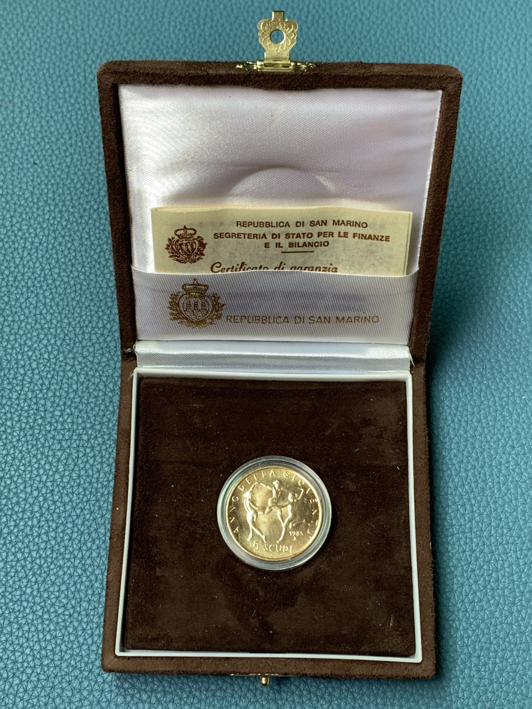 欢迎参加《竞宝斋》五一特拍-第161场-周日，周一 2场 原盒证书圣马力诺1985年 世界青年日 5斯库多金币  10克 917金 原盒带证书 7400枚的发行量
