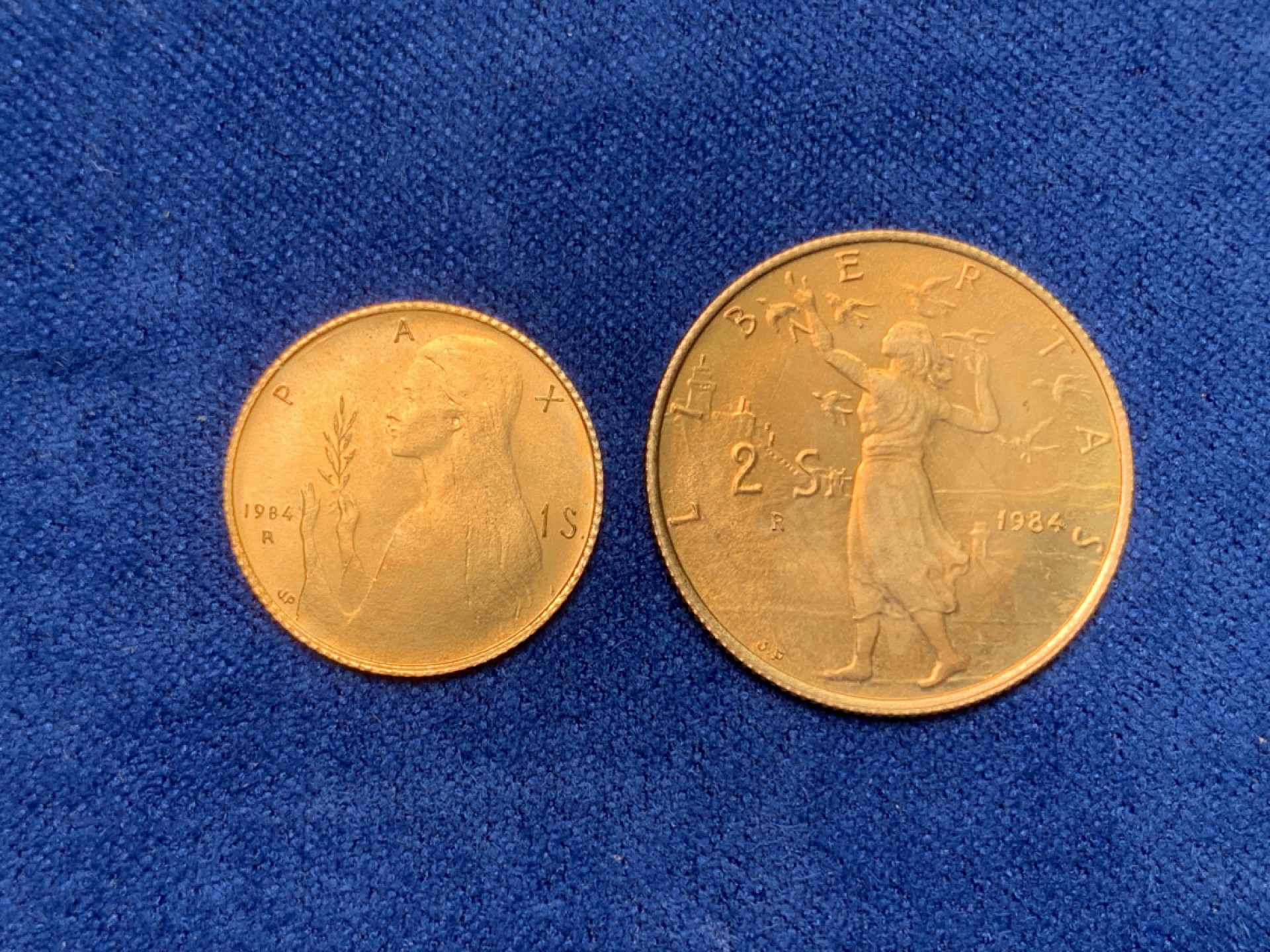 欢迎参加《竞宝斋》五一特拍-第161场-周日，周一 2场 原盒证书圣马力诺1984年 自由和平女神1和2斯库多金币一对 2克+4克，总重6克 917金 原盒带证书 极少见