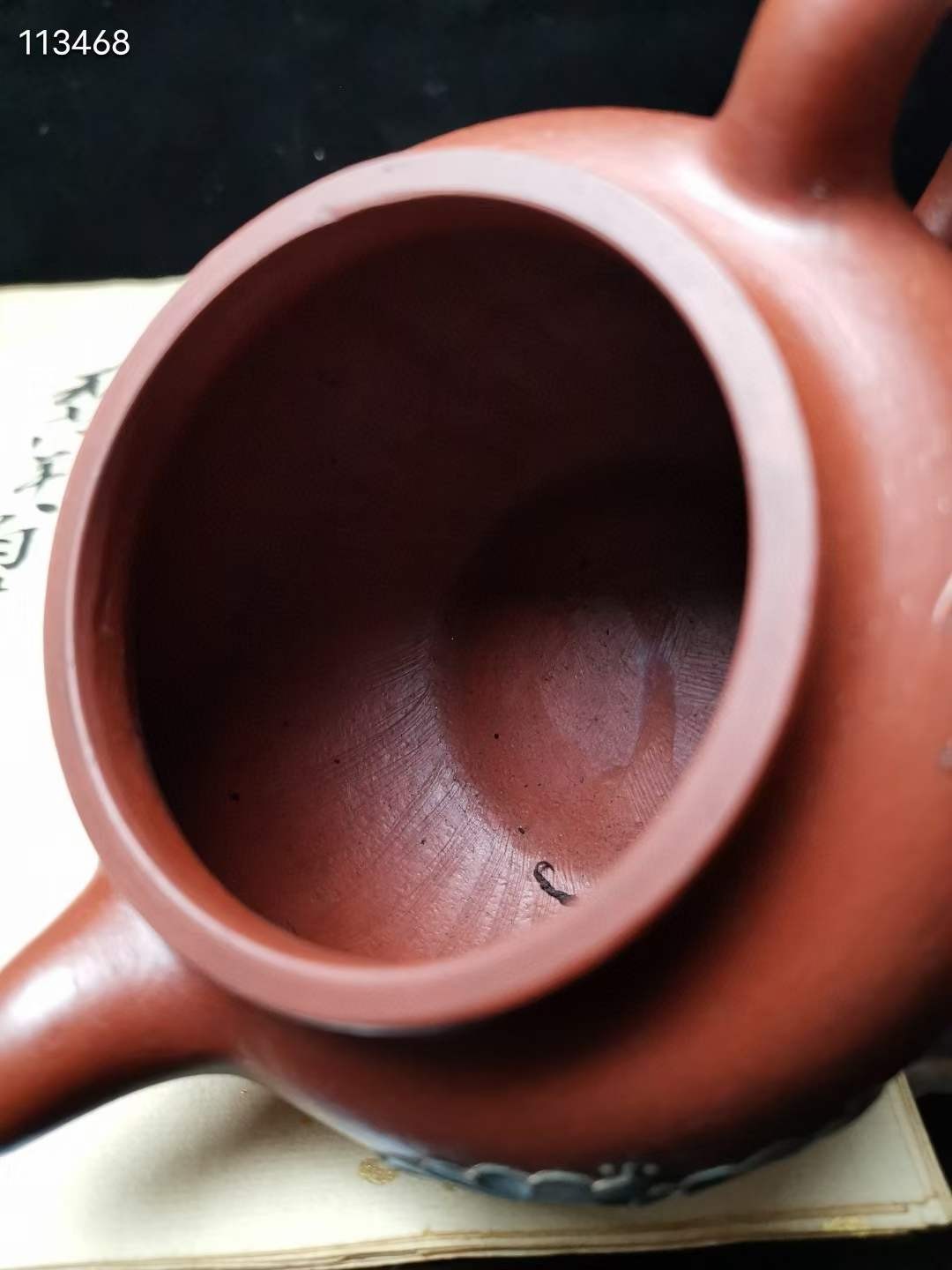 旧藏 精品紫砂壶款识：松下雨泉鸣 孟臣砂料：大红袍工艺：手工精制 彩绘描金规格：高11厘米，长15厘米，容量约300毫升。