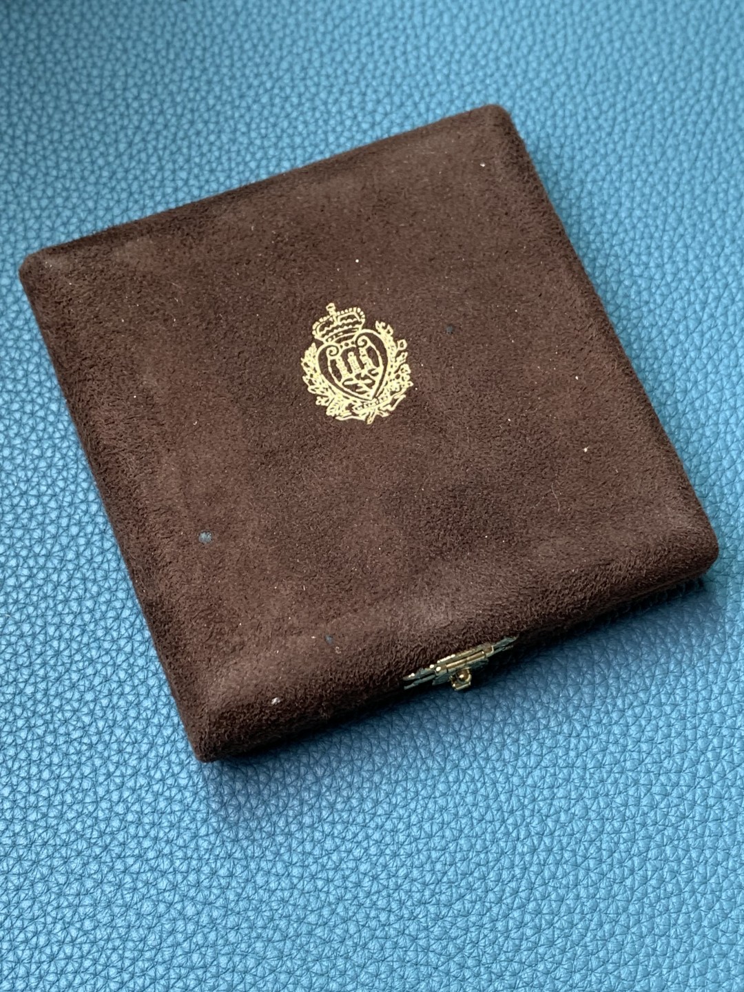 欢迎参加《竞宝斋》五一特拍-第161场-周日，周一 2场 原盒证书圣马力诺1985年 世界青年日 5斯库多金币  10克 917金 原盒带证书 7400枚的发行量