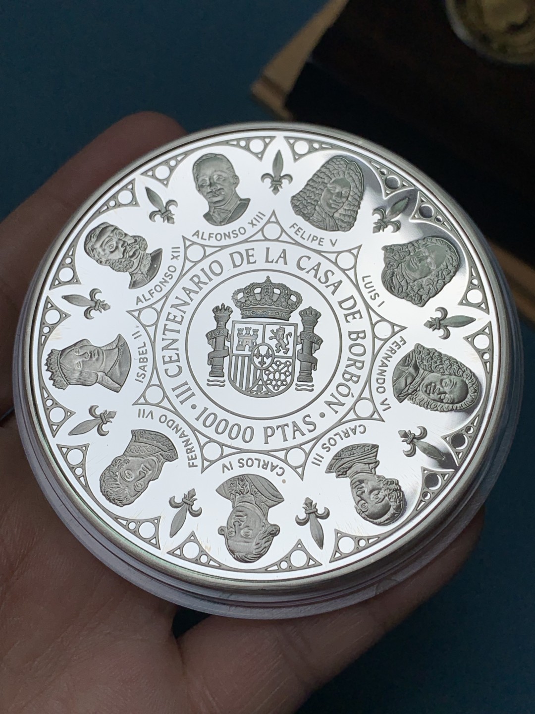 欢迎参加《竞宝斋》五一特拍-第161场-周日，周一 2场 西班牙1997年 波旁王朝三百周年纪念系列 金银套币 含1枚27克金币999金，银币4枚重达249.75克925银！ 1枚168.75克大银币+3枚27克重银币 五枚原盒套币2000/2000/2000/10000/80000比塞塔