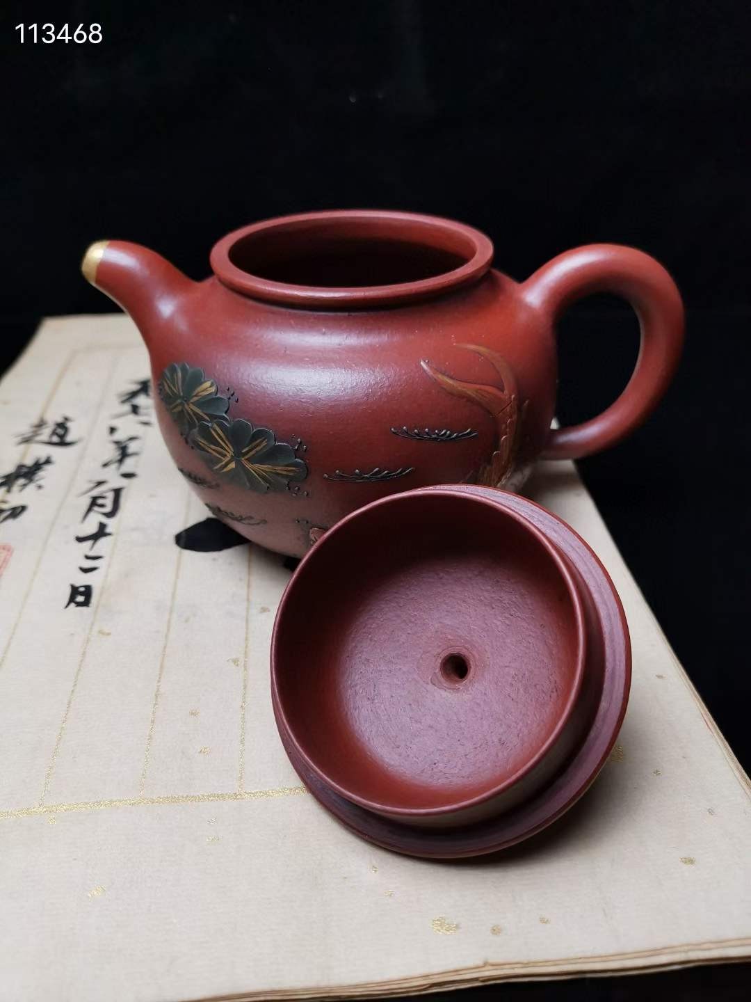 旧藏 精品紫砂壶款识：松下雨泉鸣 孟臣砂料：大红袍工艺：手工精制 彩绘描金规格：高11厘米，长15厘米，容量约300毫升。