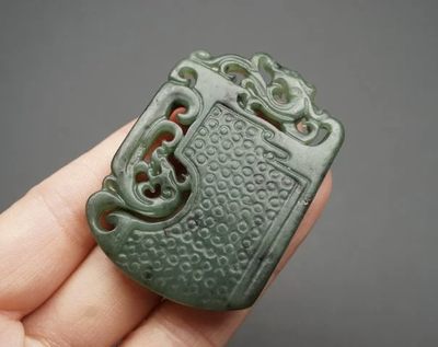 玉石翡翠玛瑙｜拍卖专场 碧玉镂空雕龙牌 挂件