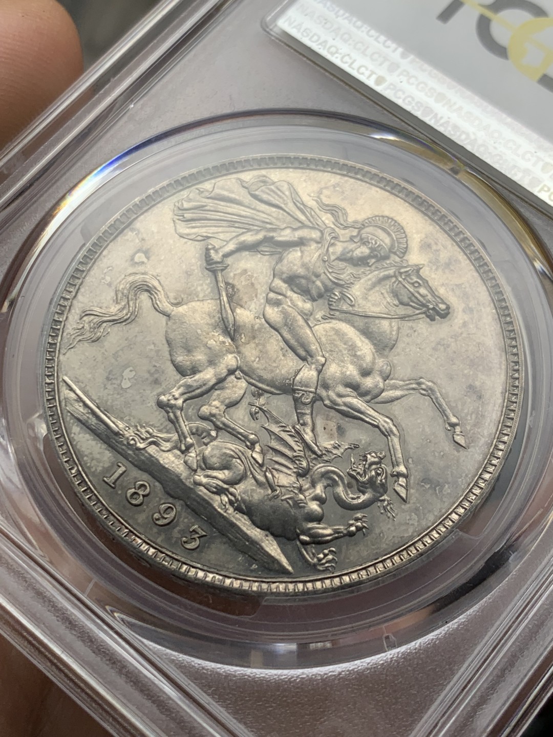 欢迎参加《竞宝斋》五一特拍-第161场-周日，周一 2场 PCGS PR63 英国 维多利亚 1893 精制马剑大银币 最为经典的披莎造型 深色包浆 黑中透亮 国币眼光中的精品
