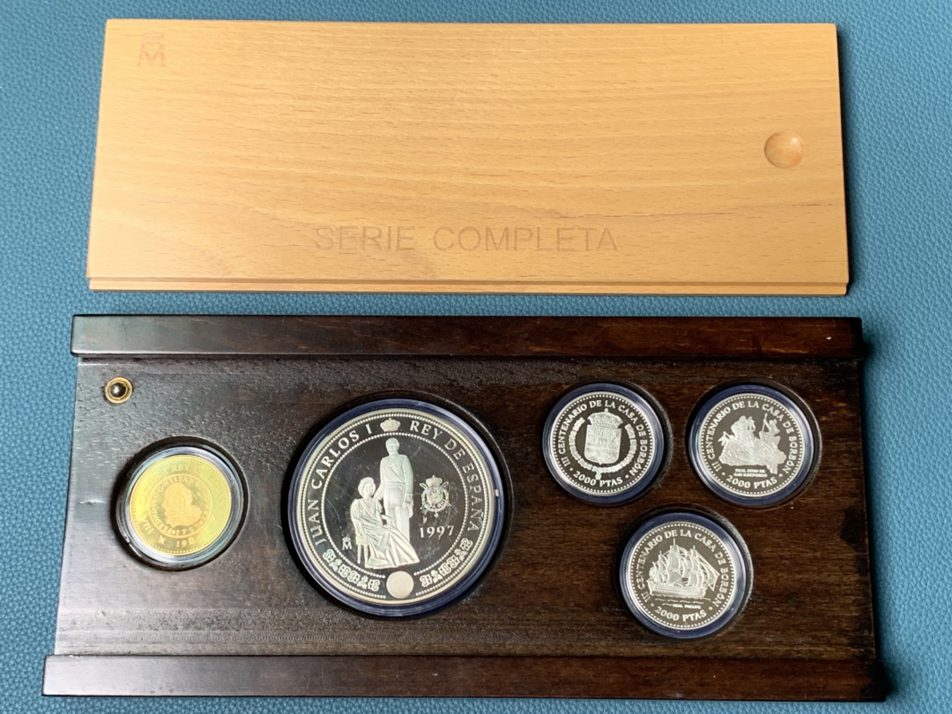 欢迎参加《竞宝斋》五一特拍-第161场-周日，周一 2场 西班牙1997年 波旁王朝三百周年纪念系列 金银套币 含1枚27克金币999金，银币4枚重达249.75克925银！ 1枚168.75克大银币+3枚27克重银币 五枚原盒套币2000/2000/2000/10000/80000比塞塔