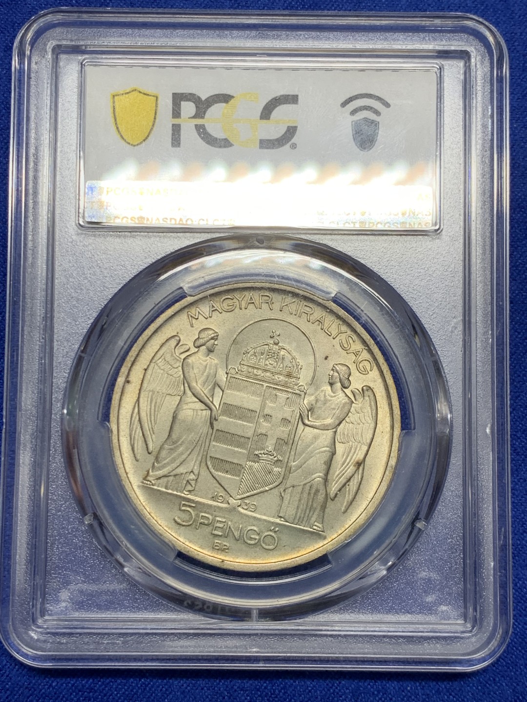 欢迎参加《竞宝斋》五一特拍-第161场-周日，周一 2场 PCGS-MS66 匈牙利王国1939年 5潘果 正面人物为匈牙利摄政王霍尔蒂 背面为两天使盾徽 打制清楚 黄油包浆 温润如玉 此为布达佩斯原厂初铸 亚军分 比它高的只有一枚 完美收藏