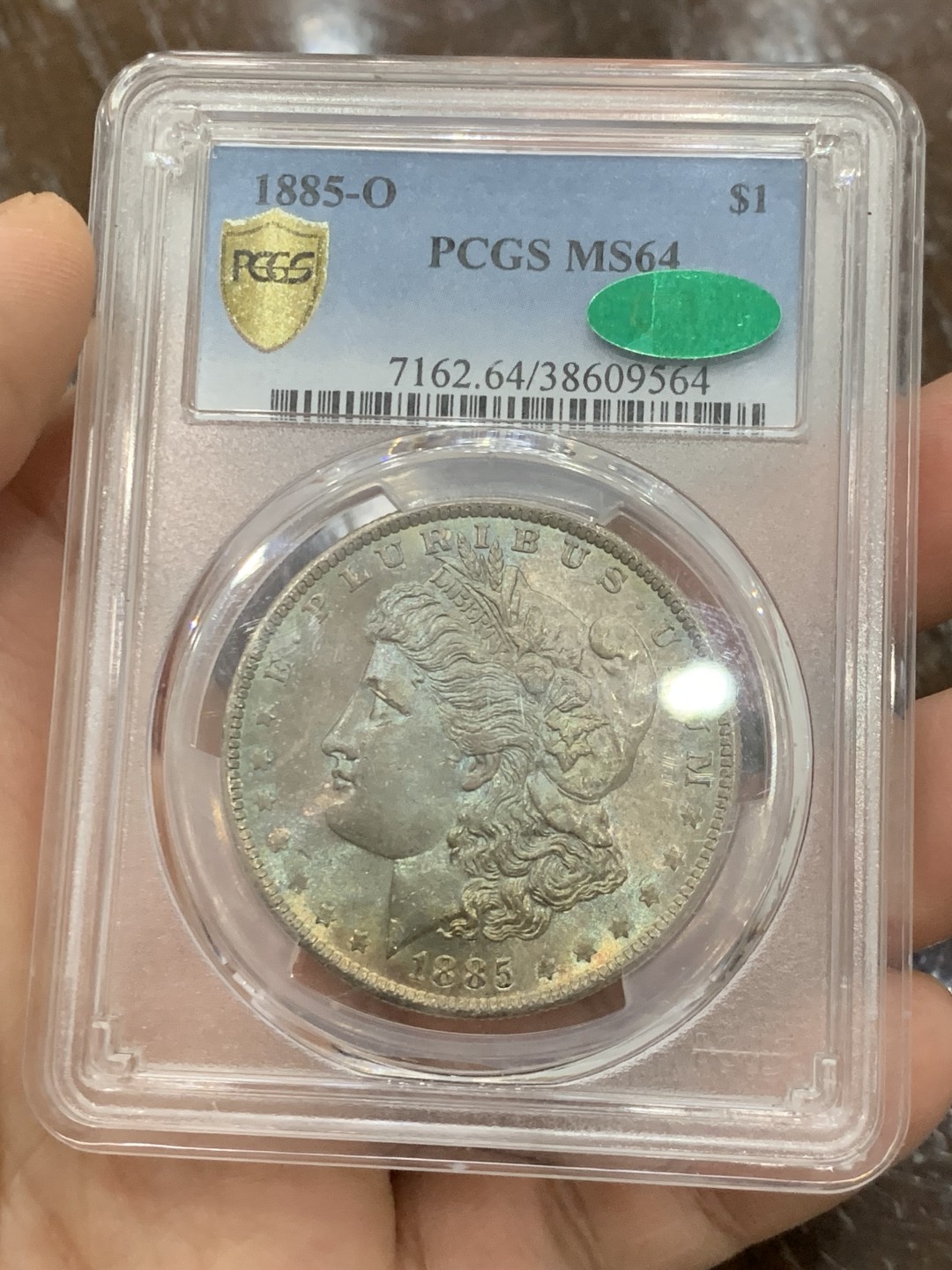 欢迎参加《竞宝斋》五一特拍-第161场-周日，周一 2场 PCGS MS64CAC 美国 1885年 摩根 女神面绿满彩 色系纯正 下方带月牙金  鹰面带光 底板好 盒子背面边小磕