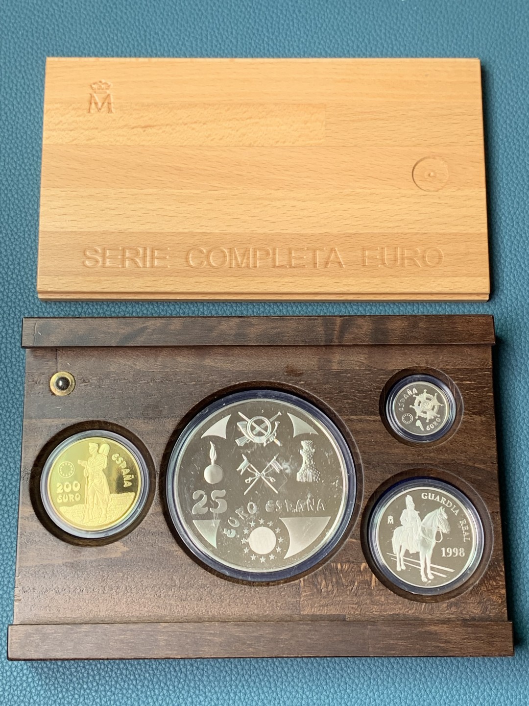 欢迎参加《竞宝斋》五一特拍-第161场-周日，周一 2场 西班牙1998年皇家卫队系列 1/5/25/200EURO原盒套币（含金币34.55克+重达209克 925银） 1枚 34.55克 大金币900金+1枚168.75克大银币+1枚33.62克+1枚6.72克