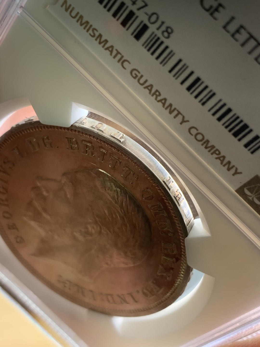 欢迎参加《竞宝斋》五一特拍-第161场-周日，周一 2场 NGC-PF62 英国 1935年 精制乔五凸边克朗 镜面效果一流 2500枚的发行量 925