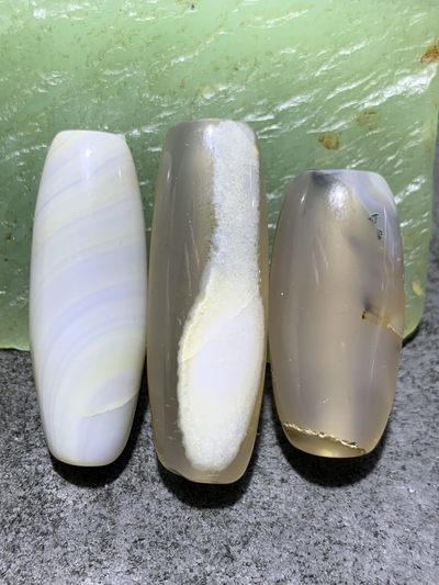 高玉化缠丝玛瑙天珠形通货桶珠3个， 高玉化缠丝玛瑙天珠形通货桶珠3个，